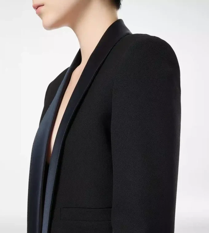 Veste de smoking courte à revers châle et boutonnage simple bicolore Veste de smoking courte à revers châle et boutonnage simple bicolore
