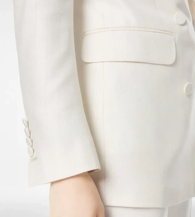Veste à double boutonnage et revers en pointe en laine et soie à rayures ombrées Veste à double boutonnage et revers en pointe en laine et soie à rayures ombrées