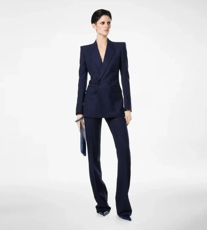 Veste à double boutonnage et revers en pointe en laine vierge à rayures ton sur ton Veste à double boutonnage et revers en pointe en laine vierge à rayures ton sur ton
