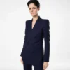 Veste à double boutonnage et revers en pointe en laine vierge à rayures ton sur ton Veste à double boutonnage et revers en pointe en laine vierge à rayures ton sur ton