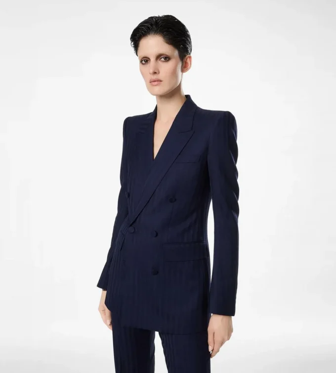 Veste à double boutonnage et revers en pointe en laine vierge à rayures ton sur ton Veste à double boutonnage et revers en pointe en laine vierge à rayures ton sur ton