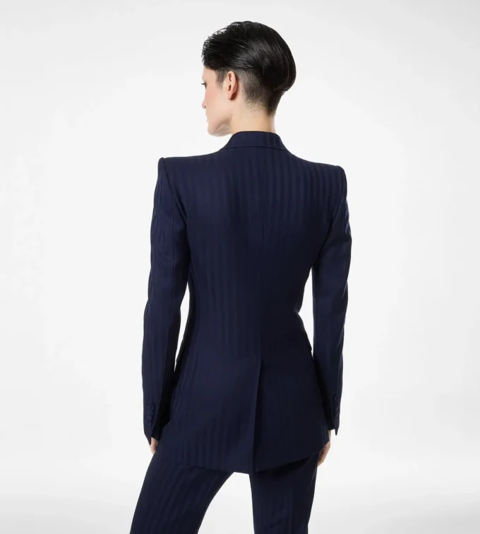 Veste à double boutonnage et revers en pointe en laine vierge à rayures ton sur ton Veste à double boutonnage et revers en pointe en laine vierge à rayures ton sur ton
