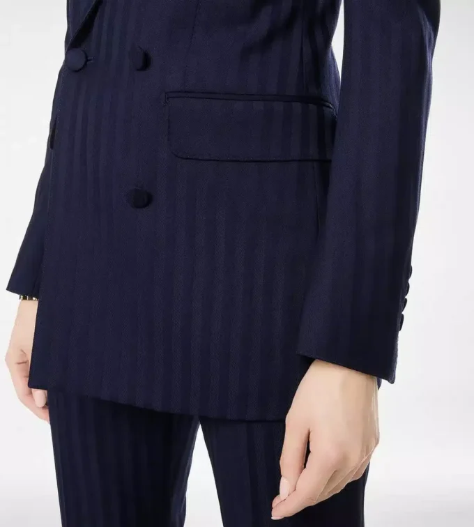 Veste à double boutonnage et revers en pointe en laine vierge à rayures ton sur ton Veste à double boutonnage et revers en pointe en laine vierge à rayures ton sur ton