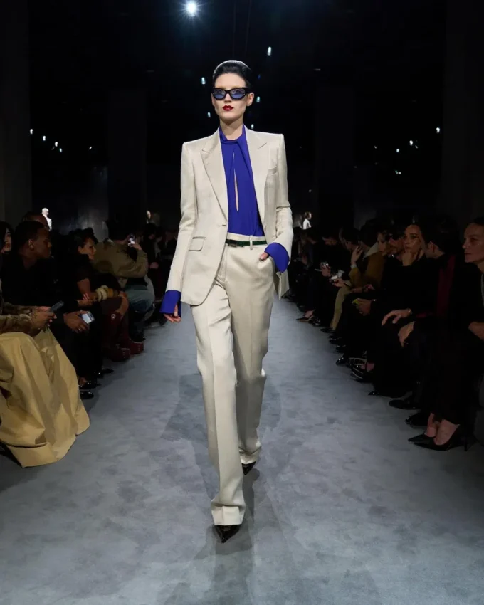 Pantalon droit ajusté en duchesse de coton et soie mélangés lavés Pantalon droit ajusté en duchesse de coton et soie mélangés lavés