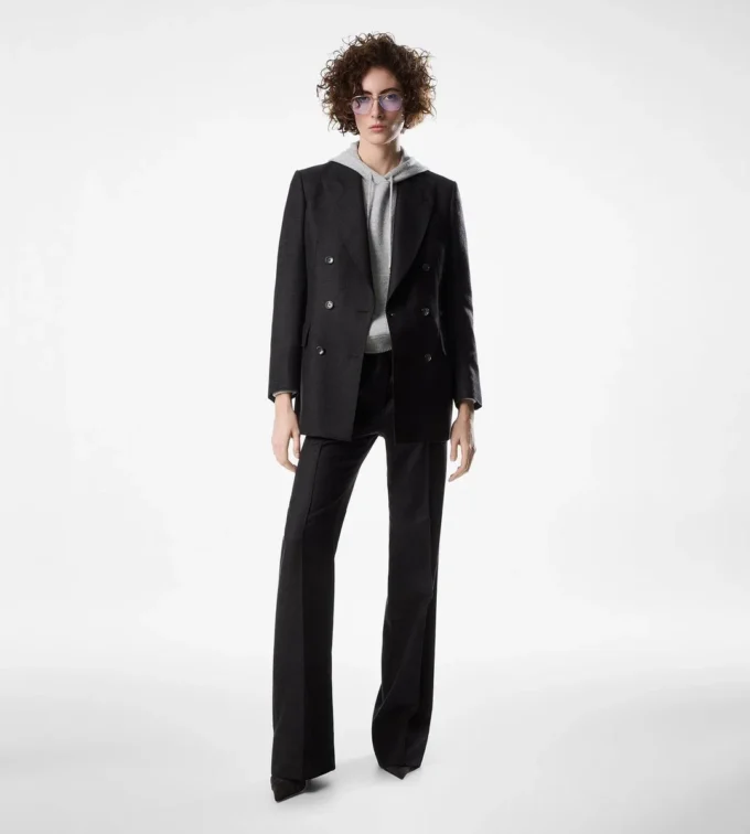 Veste en cachemire à double boutonnage et revers en pointe Veste en cachemire à double boutonnage et revers en pointe